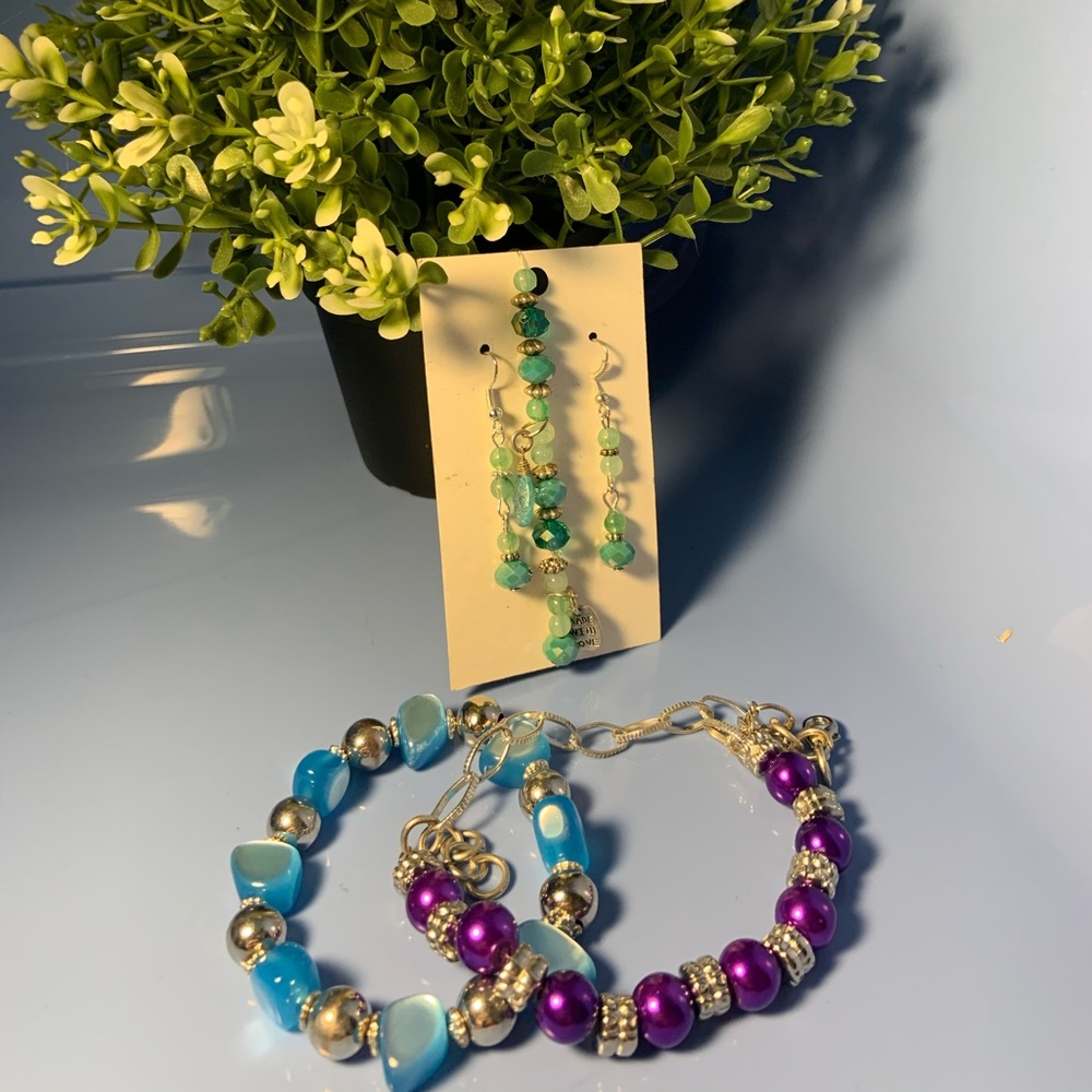 bundle of 4 items, bracelets and earrings